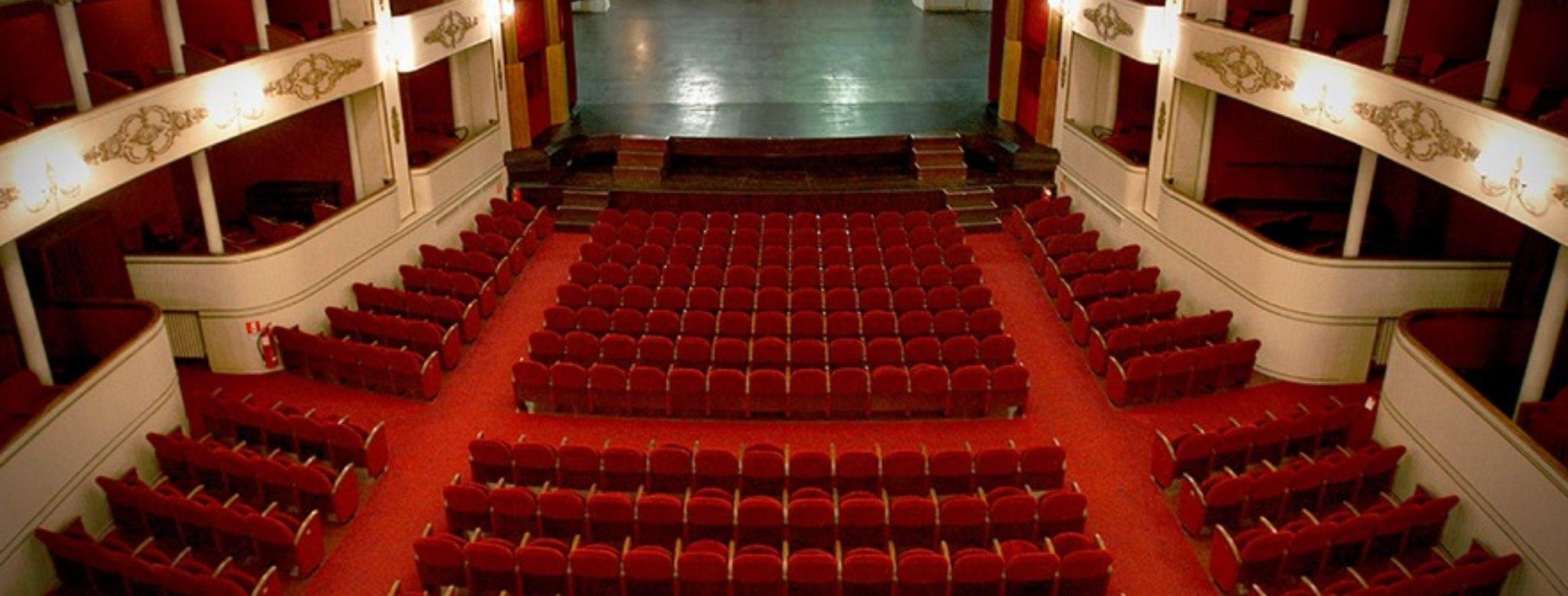 Dentro al teatro 